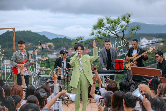 Các đêm nhạc của Thanh Lam, Vũ Cát Tường cùng nhiều ca sĩ thu hút đông đảo khách du lịch đến với quán cafe acoustic Mây Lang Thang. Ảnh: Mây Lang Thang
