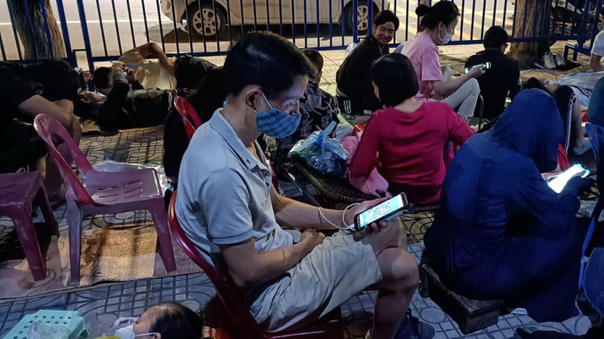 Người hâm mộ trắng đêm chờ mua vé cổ vũ Đội tuyển U23 Việt Nam. Ảnh: VGP