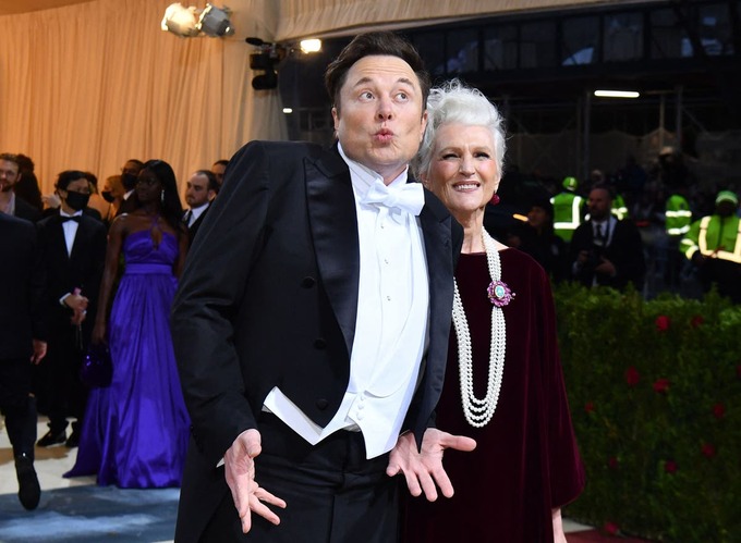 Tỷ phú Elon Musk chu môi, tạo dáng hài hước bên mẹ trên thảm đỏ Met Gala 2022. Ảnh: Getty Images