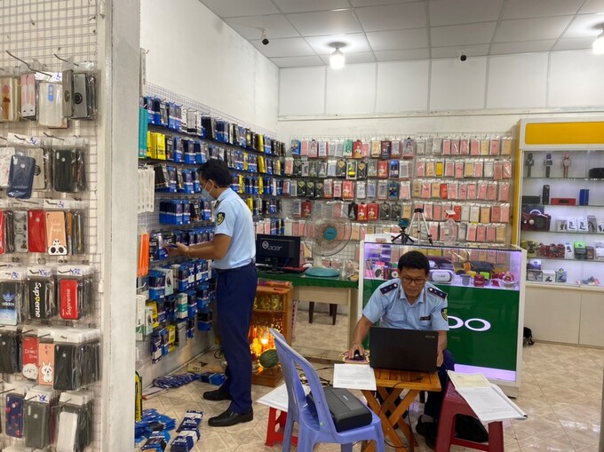 Lực lượng quản lý thị trường tỉnh Bình Thuận tiến hành kiểm tra số hàng hóa vi phạm. Ảnh: Cục QLTT