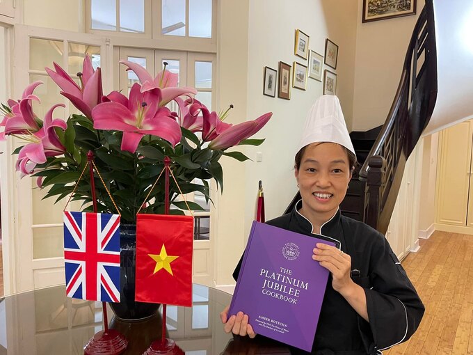 Bếp trưởng Đỗ Thị Hải Lý và cuốn sách nấu ăn kỷ niệm Đại lễ Bạch kim của Nữ hoàng Elizabeth II: Ảnh: Đại sứ quán Anh