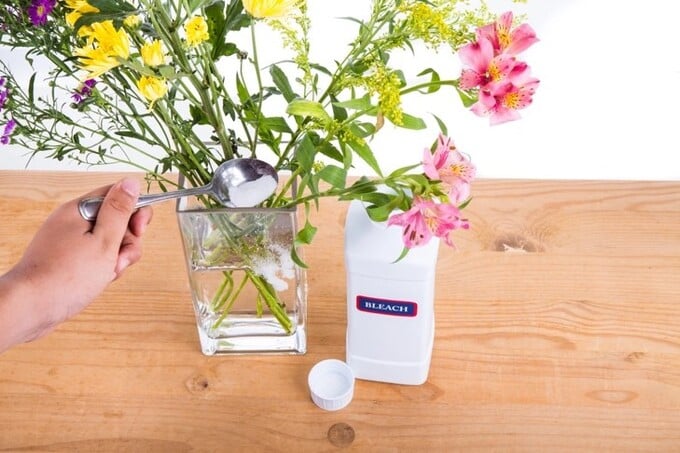 Sử dụng một ít thuốc tẩy vào trong bình hoa sẽ giúp hoa được tươi lâu hơn. Ảnh: The Sun