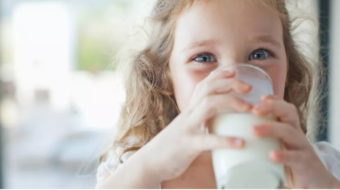 Uống sữa để tăng cường canxi cho cơ thể. Ảnh: Getty Images