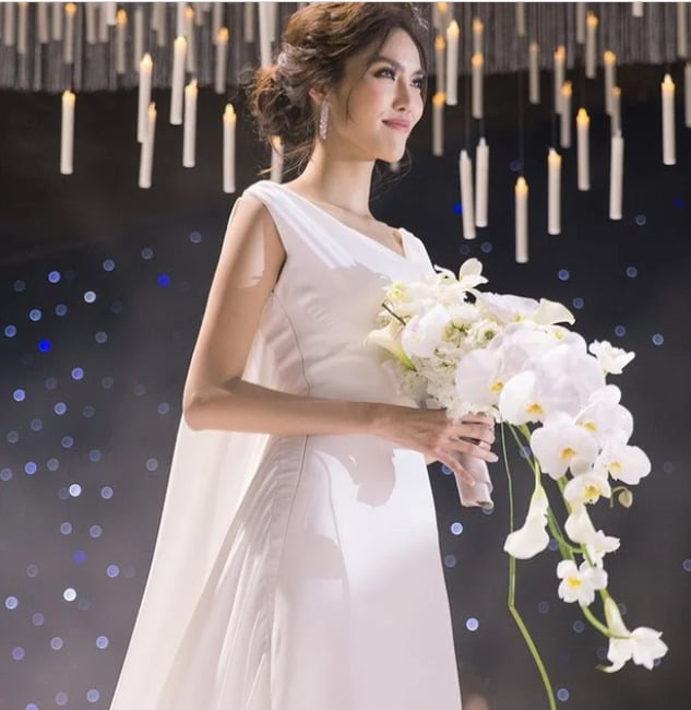 Chuẩn bị cho hôn lễ diễn ra, Lan Khuê cùng hai nhà thiết kế đã làm việc cả tháng trời để thực hiện những chiếc váy cưới trong mơ.