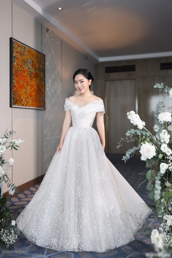 Bộ váy thứ hai nhẹ nhàng hơn với phần trễ vai khéo léo tôn nét gợi cảm có giá 220 triệu đồng. Ảnh: Linh Nga Bridal