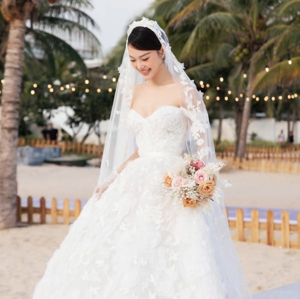 Cô dâu xinh đẹp trong bộ váy cưới tiền tỷ  Dịch vụ đám cưới trọn gói Honey  Bees