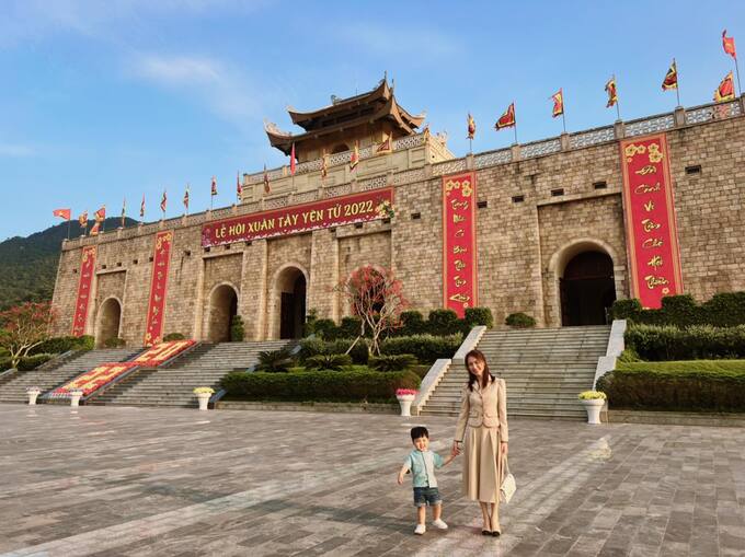 Nữ ca sĩ Hòa Minzy chia sẻ khoảnh khắc hạnh phúc trong chuyến du lịch cùng con trai ở Tây Yên Tử hồi đầu tháng 5. Ảnh: FB Hòa Nguyễn