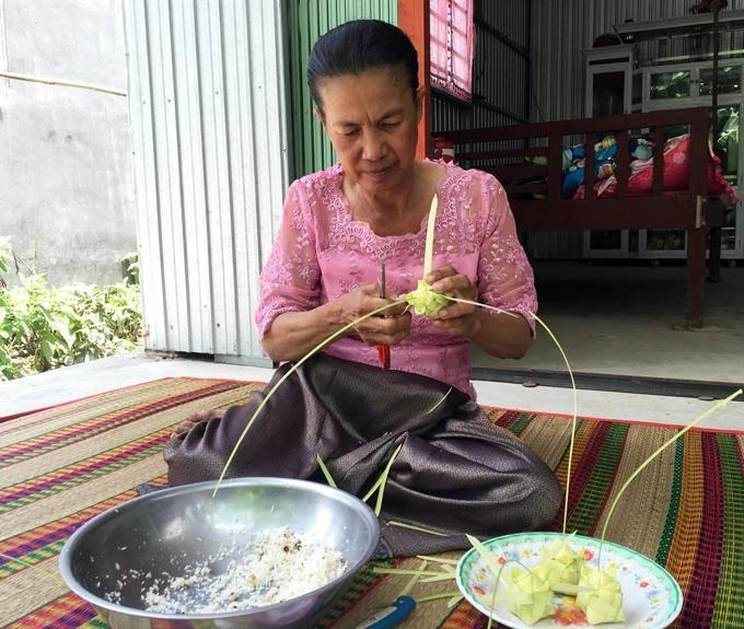 Hơn 40 năm gắn bó với chiếc bánh Kà Tum, bà Neáng Phương ở xã Ô Lâm, Tri Tôn (An Giang) là một trong số ít người còn giữ được nghề đến hôm nay.