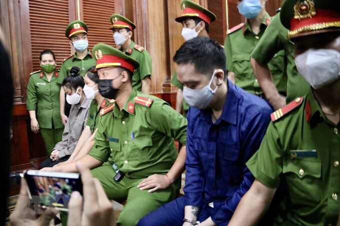 Bị cáo Nguyễn Kim Trung Thái liên tục cúi mặt, ít để ý xung quanh. Ảnh: TTXVN
