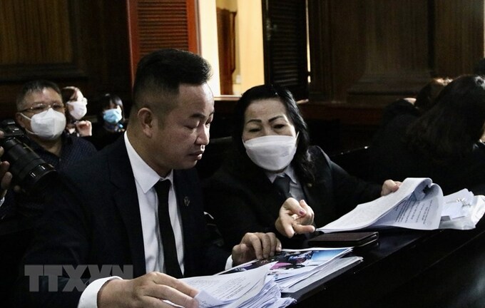 Luật sư Trần Thị Ngọc Nữ (phải) bào chữa cho bị hại. Ảnh: TTXVN