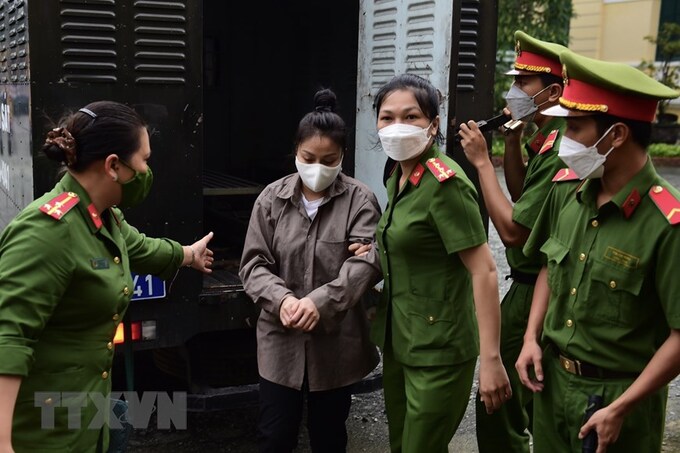 Công an dẫn giải bị cáo Nguyễn Võ Quỳnh Trang tới tòa. Ảnh: TTXVN