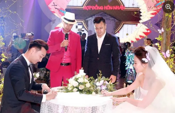 MC Thành Trung và bà xã ký hợp đồng hôn nhân ngay trong đám cưới.