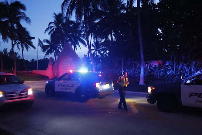 Cảnh sát điều tiết giao thông trước khu nghỉ dưỡng Mar-a-Lago. Ảnh: The Guardian