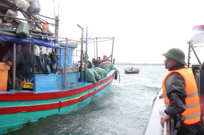 Lực lượng chức năng đang kêu gọi tàu thuyền trên vùng biển huyện Cô Tô về nơi tránh trú bão an toàn. Ảnh: Q.N