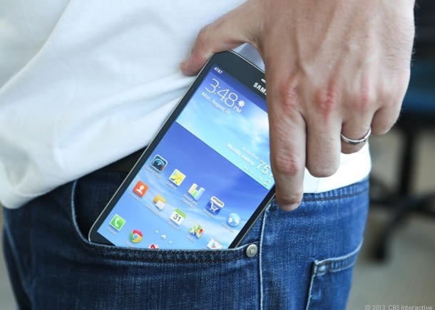Để điện thoại trong túi quần là thói quen của rất nhiều người. Ảnh minh họa: IT