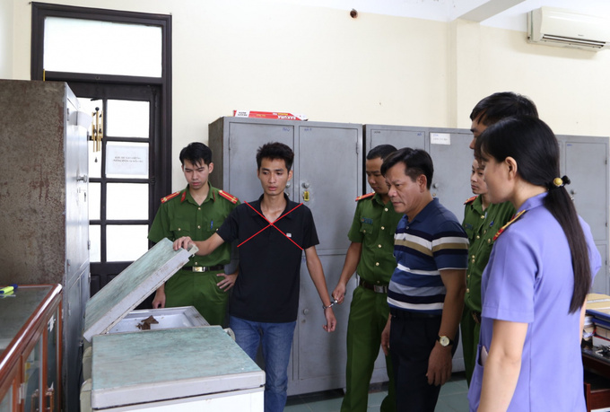 Lực lượng Công an tỉnh Hà Nam bắt giữ đối tượng Giang (dấu X) khi nghi phạm trốn ở Hà Nội. Ảnh: CACC