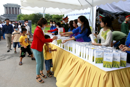 Bánh ngọt và nước uống được phục vụ miễn phí cho đồng bào, khách quốc tế vào Lăng viếng Bác. Ảnh: bqllang.gov.vn