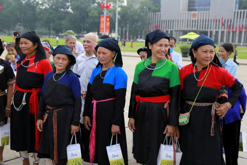 Những người con dân tộc của tỉnh Tuyên Quang đi từ 2g sáng để có thể có mặt thật sớm tại Lăng Bác. Ảnh: bqllang.gov.vn