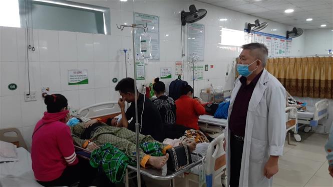 Các nạn nhân trong vụ cháy quán karaoke ở phường An Phú, TP.Thuận An, tỉnh Bình Dương đang được điều trị tại bệnh viện. Ảnh: TTXVN