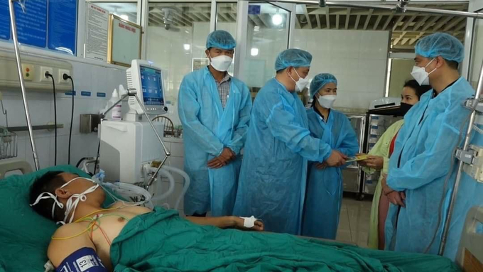 Công an xã Thanh Văn đang được điều trị tại Bệnh viện Bỏng quốc gia. Ảnh: CACC