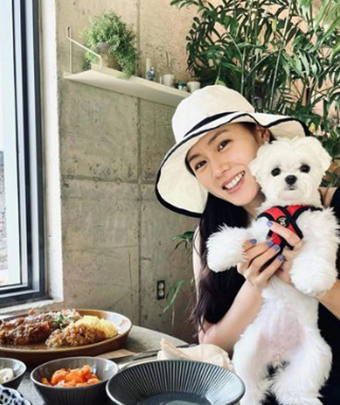 Chú chó lông trắng Kitty dễ thương của nữ ca sĩ nổi tiếng đình đám Son Ye Jin. Ảnh: TNP