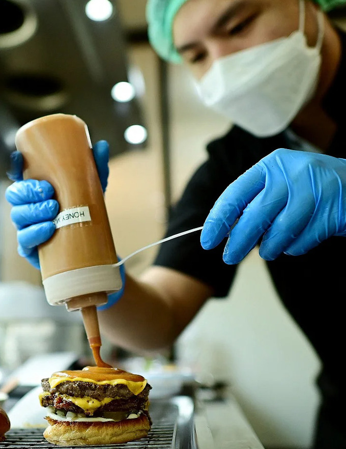 Món bánh mì kẹp thịt dế lạ mắt nhận được nhiều phản hồi tốt từ khách hàng. Ảnh: AFP
