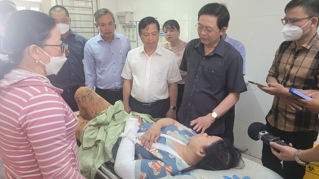 Bí thư Tỉnh ủy Bình Định Hồ Quốc Dũng đến thăm hỏi các nạn nhân trong vụ tai nạn - Ảnh: Minh Trang/VGP