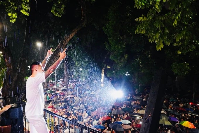 Rất đông khán giả đứng nghe ca sĩ Tuấn Hưng biểu diễn tại góc ban công, bất chấp những tối Hà Nội có mưa. Ảnh: FBNV