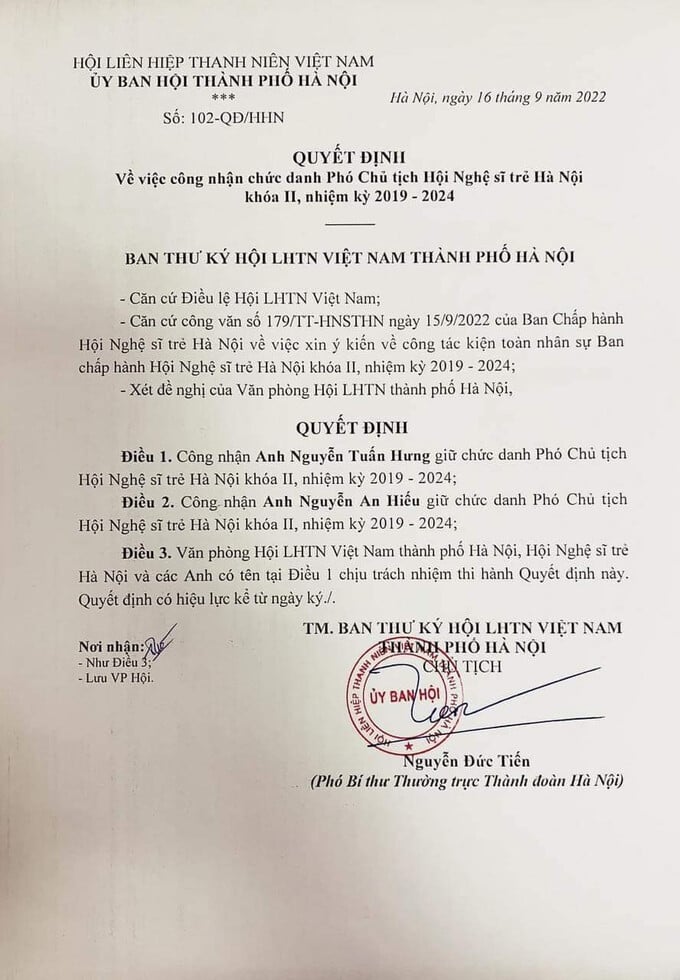 Quyết định công nhận ca sĩ Tuấn Hưng giữ chức Phó Chủ tịch Hội Nghệ sĩ trẻ Hà Nội khóa II, nhiệm kỳ 2019-2024. Ảnh: VietnamNet