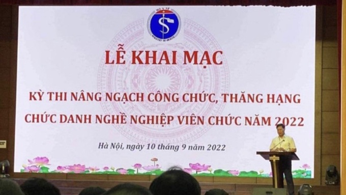 Hình ảnh logo Bộ Y tế 'khác lạ' tại kỳ thi được tổ chức ở trường Đại học Y Hà Nội. Ảnh: BSCC