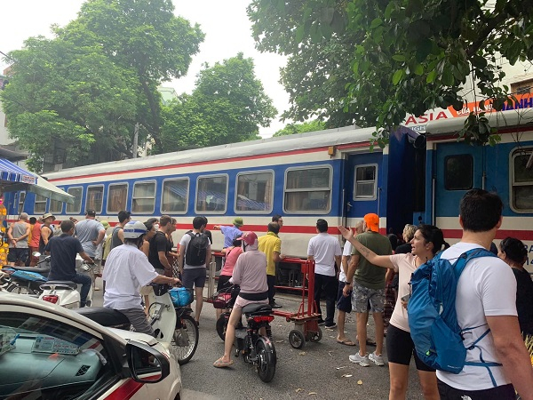 Tuyến đường Điện Biên, Trần Phú ùn tắc sau vụ va chạm giữa đoàn tàu và khách du lịch. Ảnh: OFFB