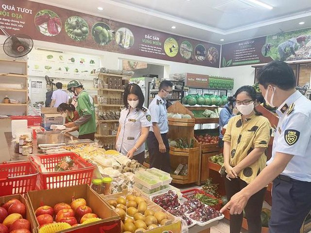 Lực lượng chức năng Hà Nội kiểm tra hoa quả nhập khẩu. Ảnh: DMS Hà Nội