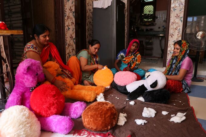 Các công nhân nữ đang nhồi sợi bông vào các con thú. Ảnh: Anushree Fadnavis