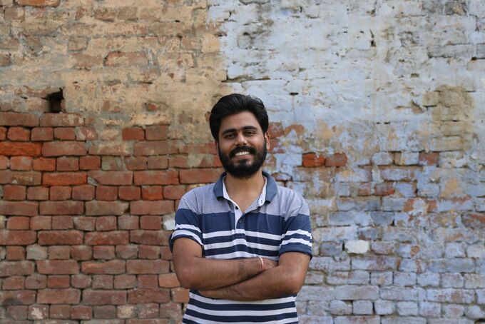 Naman Gupta, người sáng lập Code Effort, chụp ảnh tại nhà máy của mình ở Noida, Ấn Độ. Ảnh: Anushree Fadnavis