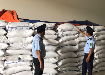 Lực lượng chức năng đã tạm giữ toàn bộ số gạo Ấn Độ. Ảnh: Tổng cục QLTT