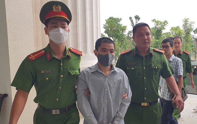 Khoảng 8g20, Nguyễn Trung Huyên được dẫn giải vào phòng xét xử. Ảnh: infonet