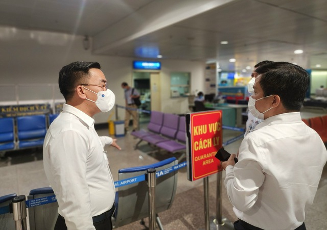 Đoàn công tác của Bộ Y tế kiểm tra công tác giám sát bệnh đậu mùa khỉ tại sân bay Tân Sơn Nhất chiều 6/10. Ảnh: VGP/Ngọc Tấn