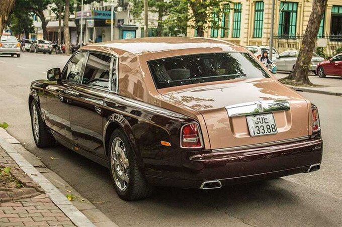 Chiếc Rolls-Royce Phantom Lửa Thiêng khi còn lăn bánh ở Hà Nội. Ảnh: T.L