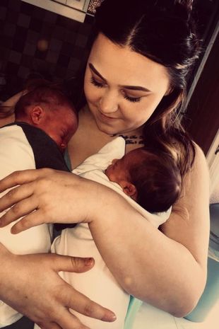 Jade chụp ảnh cùng cặp song sinh Lanaé và Lavell lúc vừa chào đời. Ảnh: SWNS