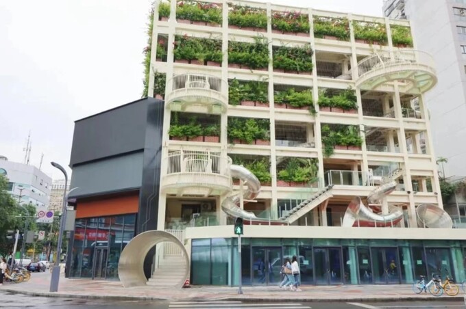 Tòa nhà 40 năm tuổi này nằm ở trung tâm thành phố Thành Đô. Ảnh: Xiaohongshu