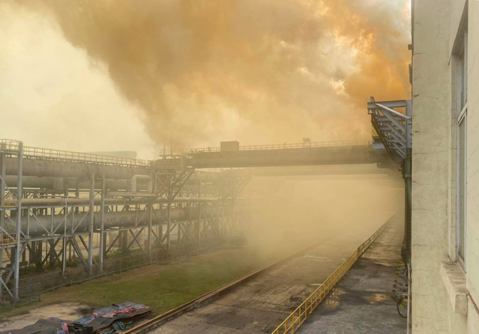 Hình ảnh một lượng khí lớn màu vàng bốc nghi ngút sau khi quạt khí tại Formosa Hà Tĩnh gặp sự cố. Ảnh người dân cung cấp