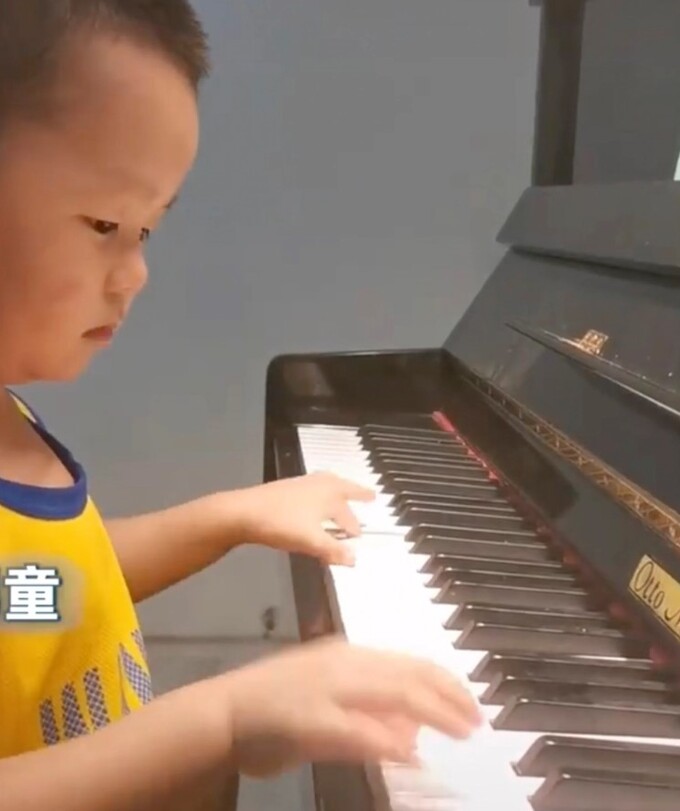 Zuozuo có thể chơi đàn sau khi luyện tập khoảng 10 lần. Ảnh:SCMP