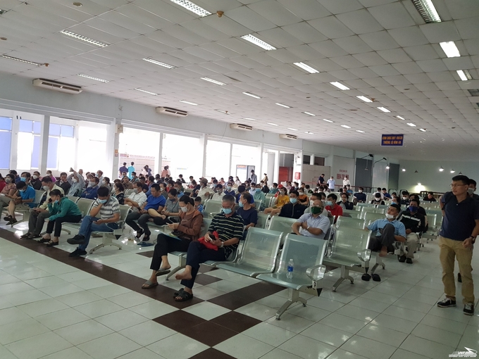 Rất đông hành khách trực tiếp đến ga Sài Gòn mua vé tàu tết vào sáng 25/10. Ảnh: VNR