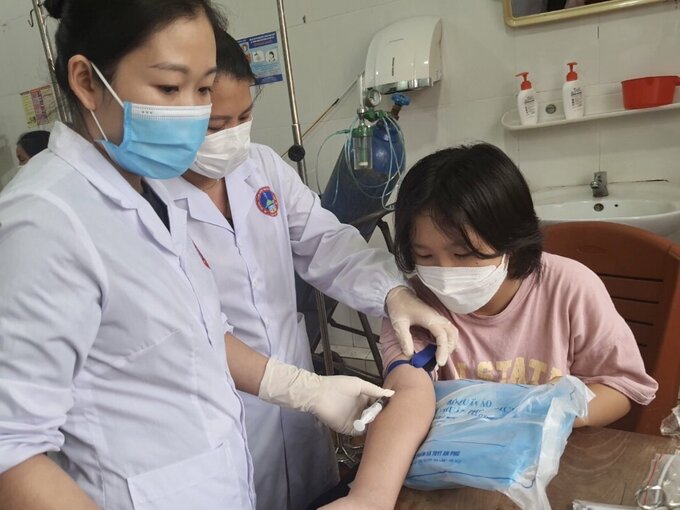 Cán bộ y tế khám bệnh, lấy mẫu xét nghiệm cho bệnh nhi tại khoa Nhi, Trung tâm Y tế huyện Chợ Đồn. Ảnh: CDC Bắc Kạn