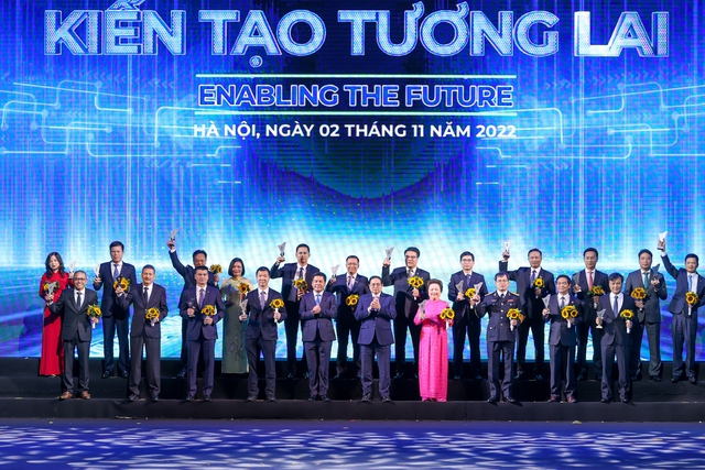 Thủ tướng Phạm Minh Chính trao biểu trưng vinh danh các doanh nghiệp có sản phẩm đạt Thương hiệu quốc gia Việt Nam năm 2022. Ảnh: Nhật Bắc