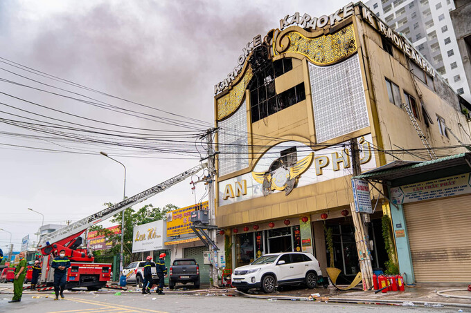 Cháy quán karaoke An Phú ở TP.Thuận An, tỉnh Bình Dương xảy ra tối 6/9 khiến 32 người tử vong và 17 người bị thương. Ảnh: VietnamNet