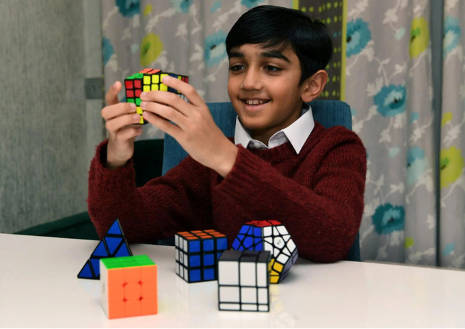 Cậu bé 11 tuổi có chỉ số IQ cao hơn nhà vật lý Albert Einstein. Ảnh: Yorkshire Post / SWNS