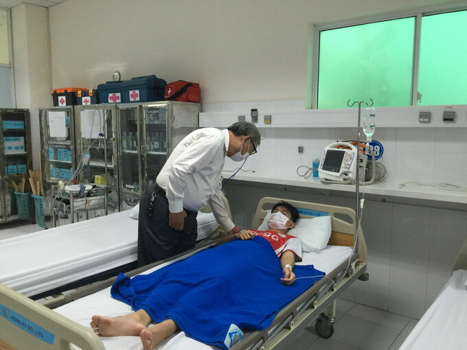 Lãnh đạo nhà trường thăm hỏi, động viên học sinh đang theo dõi, điều trị tại Bệnh viện Đa khoa Tâm Trí Nha Trang. Ảnh: baokhanhhoa