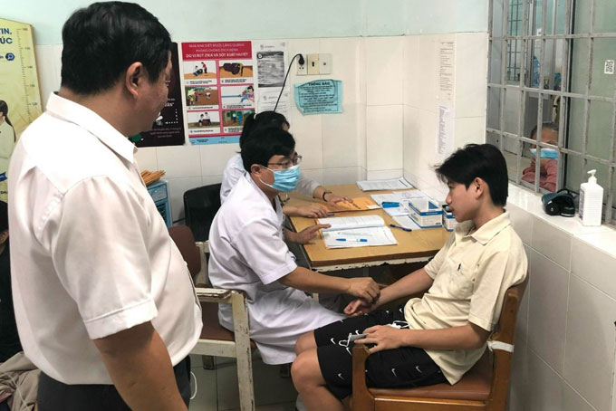 Bác sĩ thăm khám cho học sinh tại Bệnh viện Đa khoa tỉnh Khánh Hòa. Ảnh: baokhanhhoa