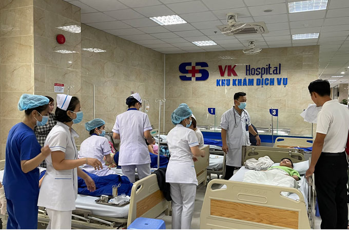 Các y, bác sĩ đang chăm sóc các học sinh tại Bệnh viện 22-12. Ảnh: baokhanhhoa